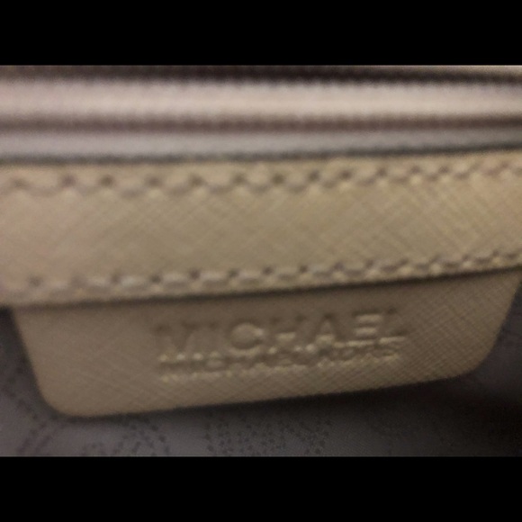 Small Michael Kors crossbody. - Picture 5 of 6
